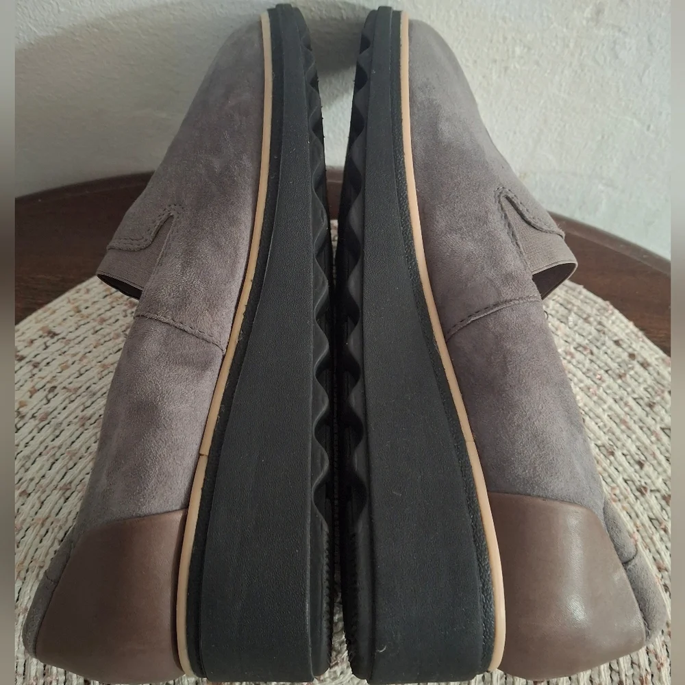 Clarks  Brown Suede Women's Loafers Size 7.5 - Picture 4 of 8